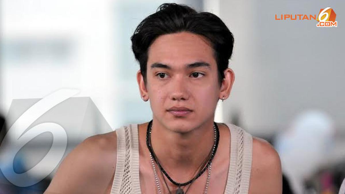 Foto Tampil Santai Adipati Dolken Tetap Keren Foto 