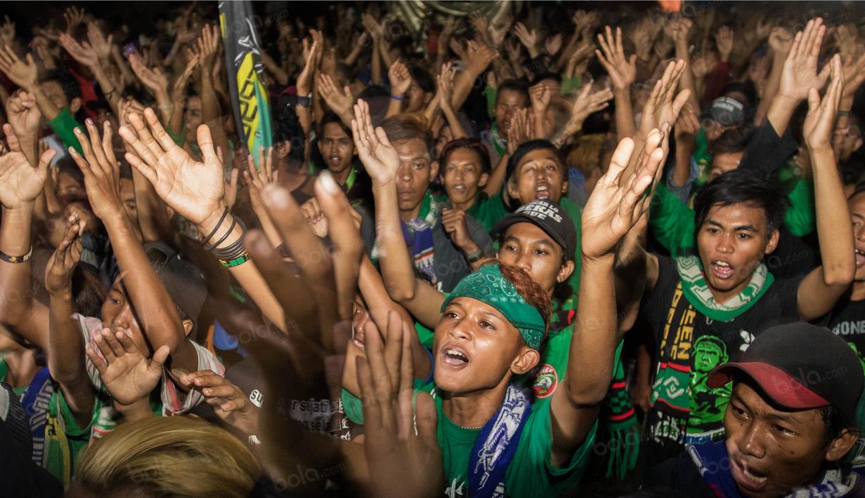 Selain bernyanyi bersama, para Bonek juga berdoa agar hasil Kongres Tahunan PSSI 2017 akan berjalan baik. (Bola.com/Vitalis Yogi Trisna)