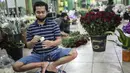 Pedagang merapikan bunga potong di Pasar Bunga Rawa Belong di Jakarta, Sabtu (23/5/2020). Menyambut Hari Raya Idul Fitri 1441 H, permintaan bunga potong untuk menghias rumah turun karena kurangnya minat masyarakat untuk keluar rumah disebabkan pandemi COVID-19. (Liputan6.com/Faizal Fanani)
