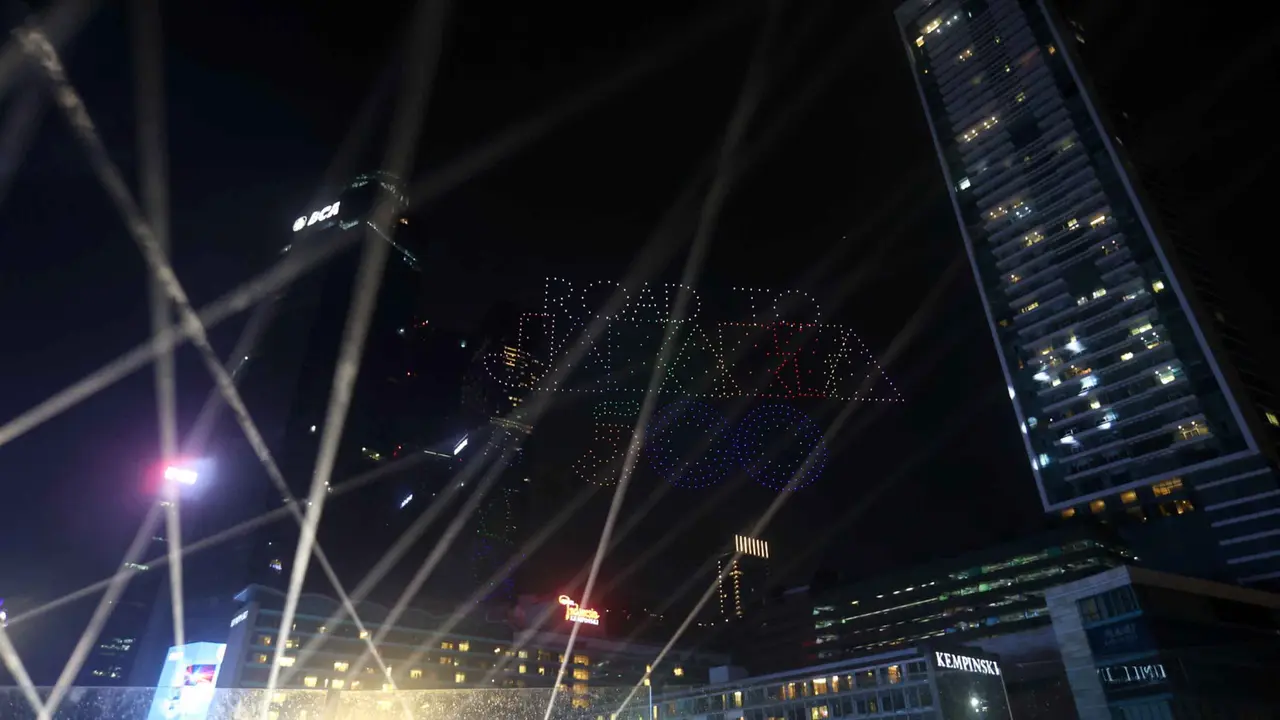 Atraksi Drone dan Cahaya Lampu Hiasi Malam Pergantian Tahun di Bundaran Hotel Indonesia Jakarta