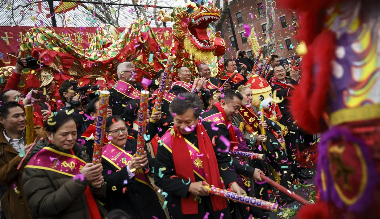 Sejumlah orang memeriahkan selama festival budaya perayaan Imlek di New York City (16/2). Para warga Tionghoa bersama warga lainnya turun ke jalan memadati kawasan Chinatown. (Drew Angerer/Getty Images/AFP)
