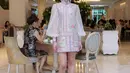 Cheongsam dalam koleksi ini hadir dengan palet warna elegan seperti off white, beige, emerald, soft pink, coral red, dan grey. [Fimela/Daniel Kampua]