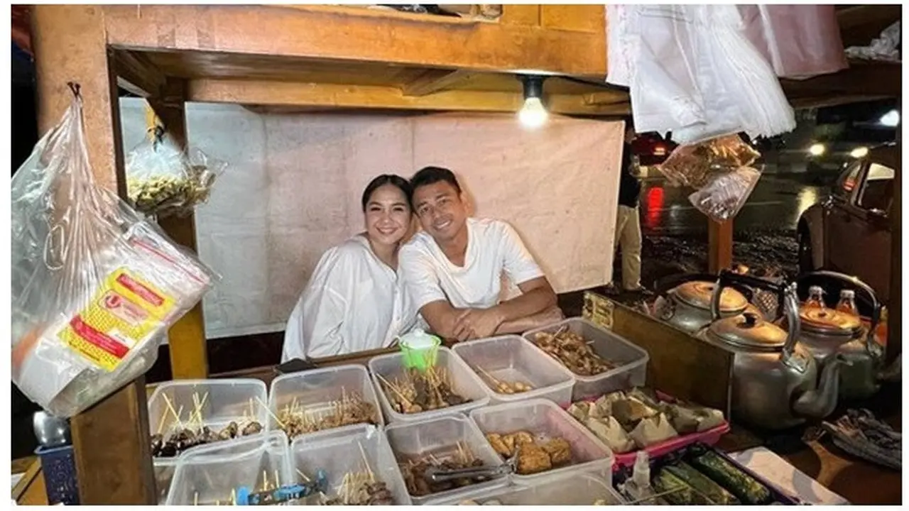 6 Potret Raffi Ahmad dan Nagita Slavina Dinner Sederhana di Angkringan
