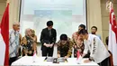  Dirjen Penyelenggaraan Pos dan Informatika, M Ramli bersama Director of Mission Singapore, Jonathan Han menandatangani perangko bersama di Jakarta, Kamis (7/9). Ini bagian perayaan 50 tahun hubungan Indonesia-Singapura. (Liputan6.com/Helmi Fithriansyah)
