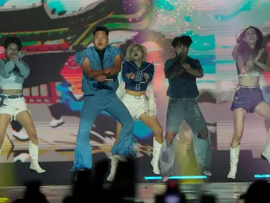Penyanyi Korea Selatan Psy tampil pada konser Seoul Festa 2022 di Kompleks Olahraga Jamsil, Seoul, Korea Selatan, 10 Agustus 2022. Seoul Festa merupakan sebuah festival yang mencakup semua pesona Seoul, mulai dari balapan mobil listrik di tengah pusat Kota Seoul hingga pertunjukan konsep K-Pop. (AP Photo/Ahn Young-joon)