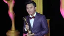 Penghargaan ini menjadi tambahan koleksi bagi Rizky. Sebelumnya, lewat lagunya Kesempurnaan Cinta, dinobatkan menjadi penyanyi yang bersinar dalam ajang Indonesian Choice Award 2016 pada Mei silam. (Deki Prayoga/Bintang.com)