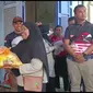 Istri Ketua Partai Kebangkitan Nusantara PKN di Kendari punya aksi unik untuk berbagi kebaikan menjelang bulan ramadan, dia berbagi sembako dan hambur duit di pasar.