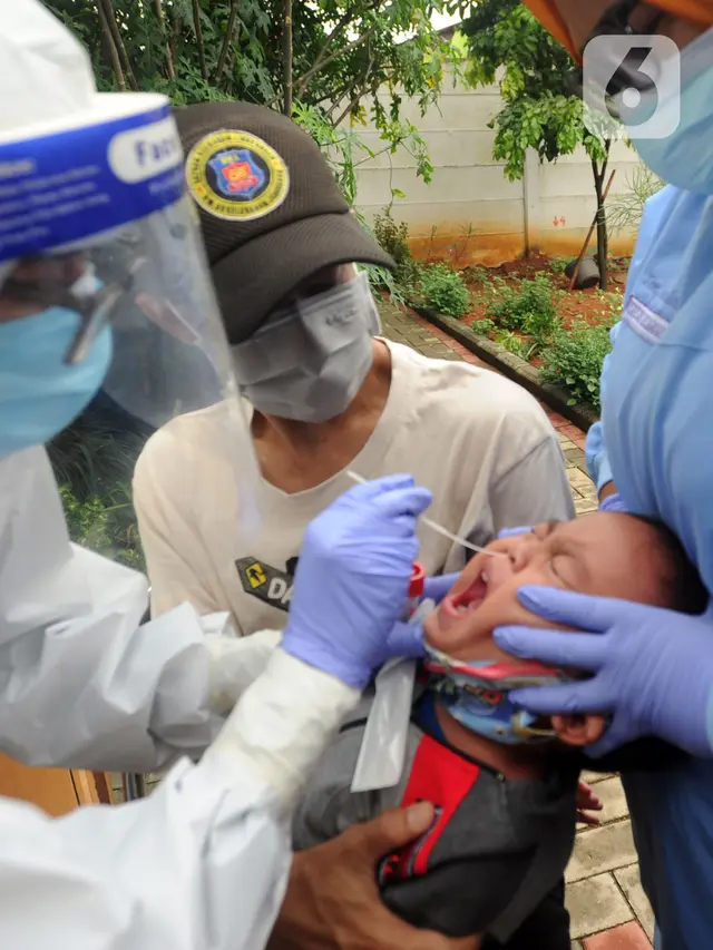 FOTO: Ekspresi Anak-Anak saat Jalani Swab Test COVID-19
