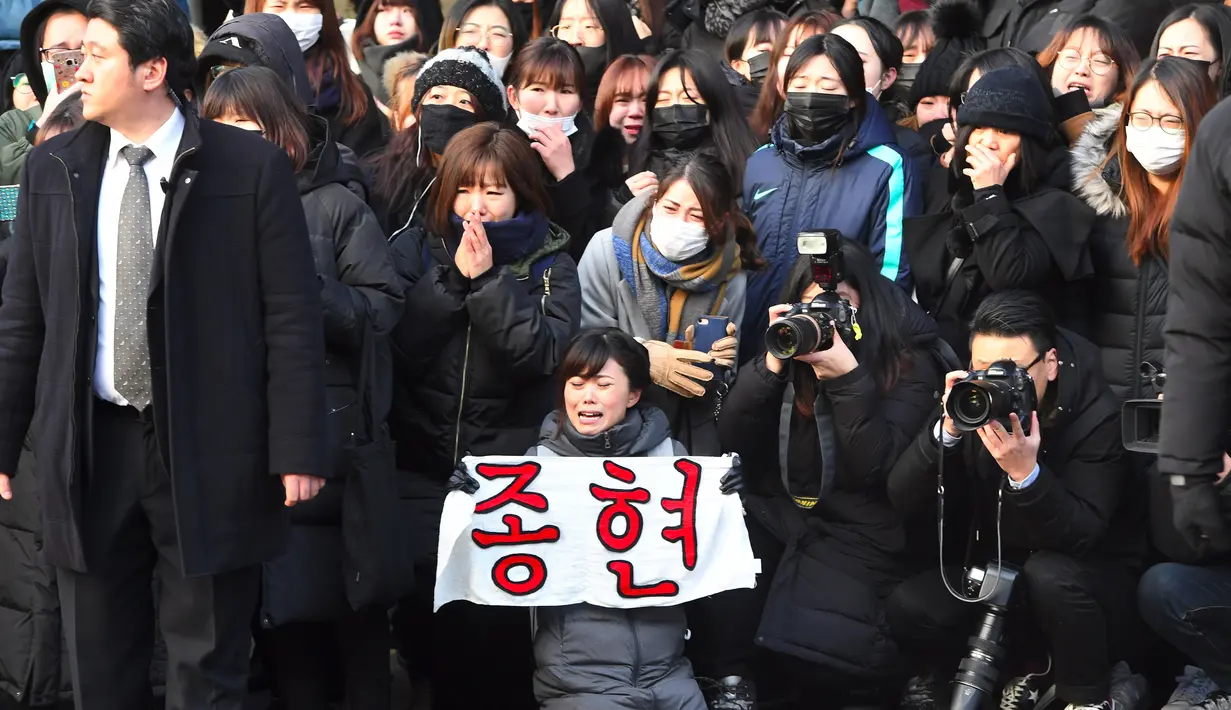 Walaupun demikian, sekitar 1000 penggemar terlihat hadiri di halaman Asan Medical Centre untuk memberikan penghormatan terakhir. (JUNG Yeon-Je/AFP)