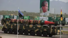 Rudal The Shaheen-III diarak saat parade Pakistan Day di Islamabad, (23/3). Pakistan Day merupakan hari untuk memperingati Resolusi Lahore 23 Maret 1940 dan pembentukan Republik Islam Pakistan. (REUTERS / Faisal Mahmood)