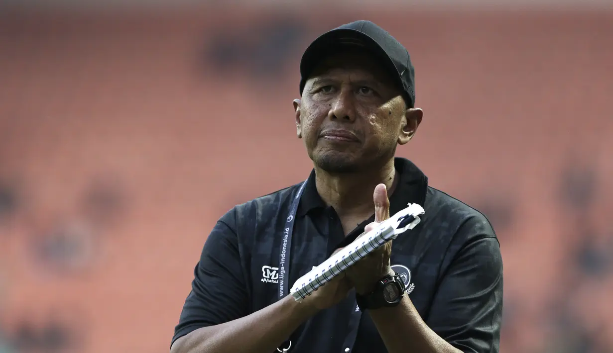 Pelatih Tira Persikabo, Rahmad Darmawan, merayakan kemenangan atas Kalteng Putra pada laga Shopee Liga 1 di Stadion Pakansari, Bogor, Jumat (26/7). Tira Persikabo menang 5-2 atas Kalteng. (Bola.com/Yoppy Renato)