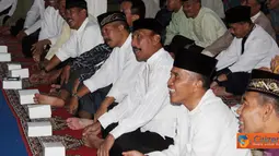 Citizen6, Surabaya: Acara buka puasa bersama ini diawali oleh lantunan ayat-ayat suci Al-Qur’an. (Pengirim: Diyat Akmal)