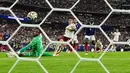 Pemain Spanyol Pedro Porro mencetak gol kedua timnya selama pertandingan semifinal Piala Dunia antara Prancis dan Spanyol di Arlington, Texas, dekat Dallas, Selasa, 14 Juli 2026. (AP Photo/Ashley Landis)