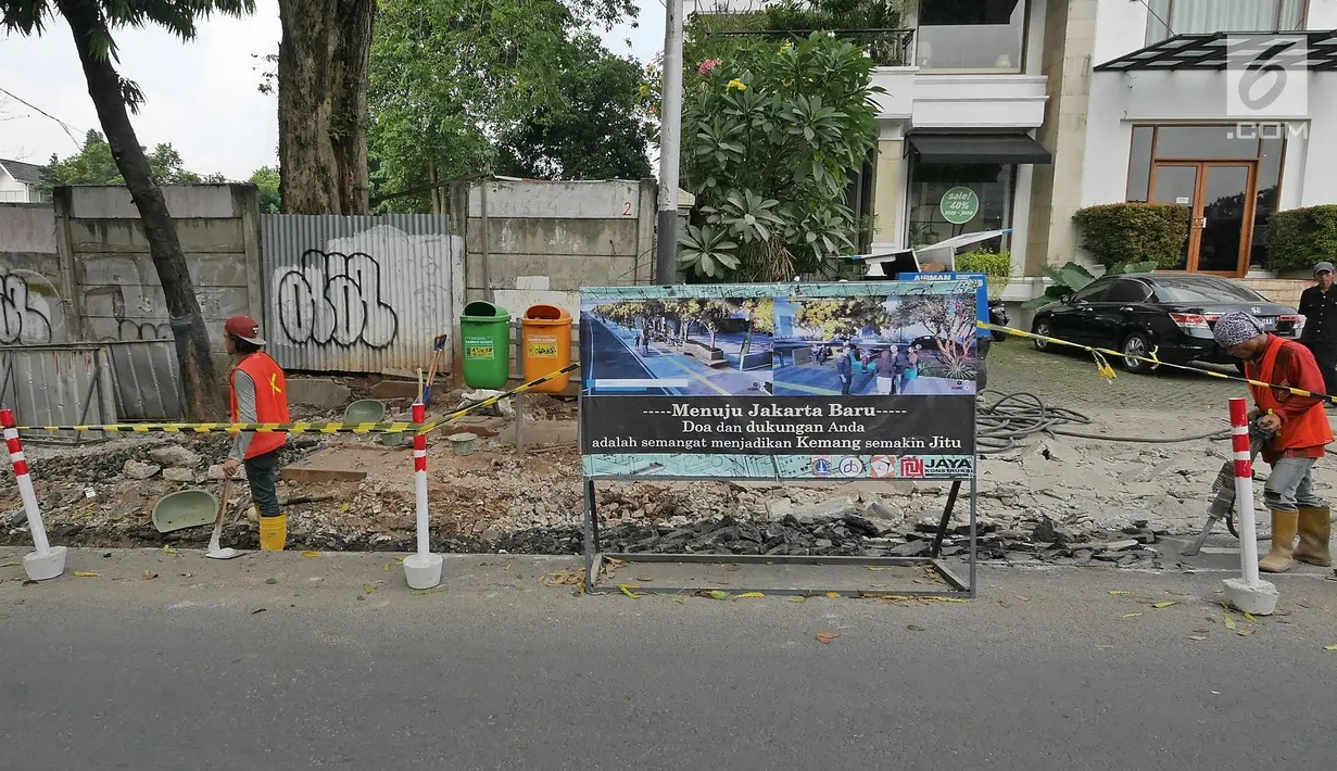 Pekerja menyelesaikan proyek revitalisasi trotoar di kawasan Kemang, Jakarta, Jumat (29/6/2019). Revitalisasi trotoar Kemang ditargetkan selesai pada November 2019. (Liputan6.com/Herman Zakharia)