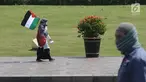 Peserta aksi berjalan di sekitar halaman Monumen Nasional, Jakarta, Jumat (11/5). Ribuan umat muslim melakukan aksi menyoroti konflik Palestina dan Israel pada perebutan bangunan suci atau Baitul Maqdis di Yerusalem. (Liputan6.com/Helmi Fithriansyah)