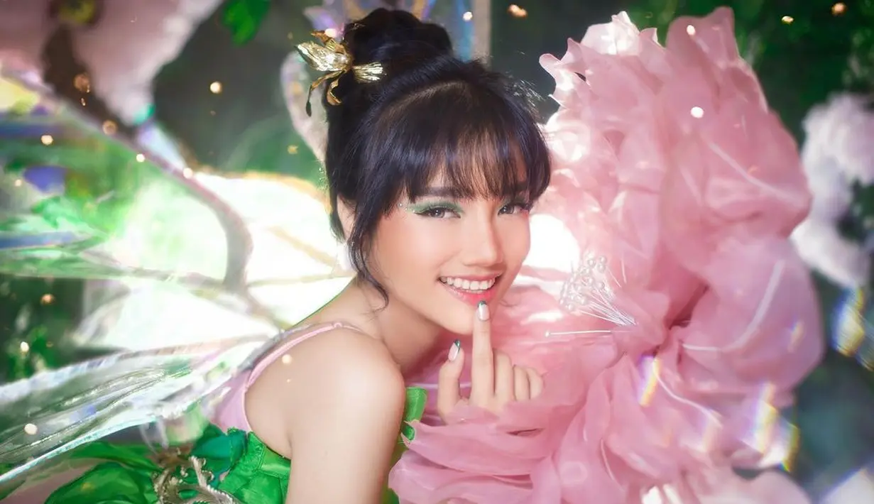 Sentuhan warna pink di kostum mini dress kostumnya yang memiliki detail aksen dedaunan, juga diaplikasikan dalam nuansa makeupnya. [Foto: Instagram/fdphotography90]