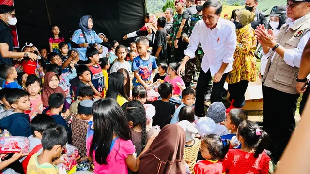 Presiden Joko Widodo atau Jokowi saat meninjau lokasi bencana gempa Cianjur