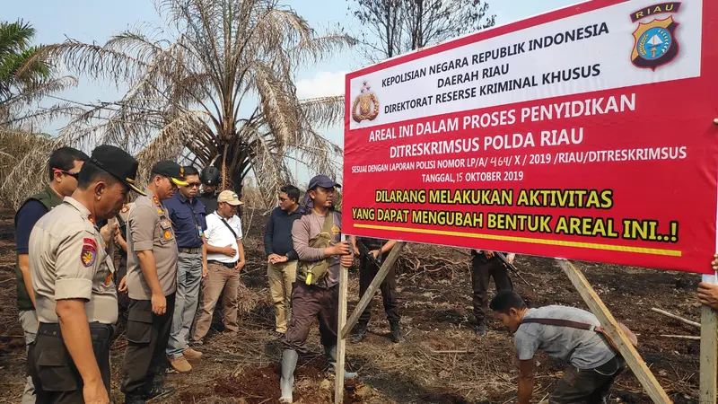 Polda Riau saat menyegel laha sebuah perusahaan yang diduga sengaja membakar lahan.