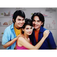 Hayo kira-kira ini siapa ya? Ini adalah foto Indra Bekti, Luna Maya, dan Sharul Gunawan pada tahun 2003 lalu. (Foto: instagram.com/malibu62studio)