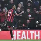 Penyerang Bournemouth, Joshua King mencetak gol penyama kedudukan kontra Arsenal pada menit ke-45 pada laga lanjutan Premier League yang berlangsung di stadion Dean Court, Inggris, Minggu (25/11).  Bournemouth kalah 1-2. (AFP/Glyn Kirk)