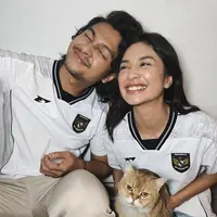 Mikha Tambayong dan Deva Mahenra Kenakan Jersey Timnas. [@miktambayong]