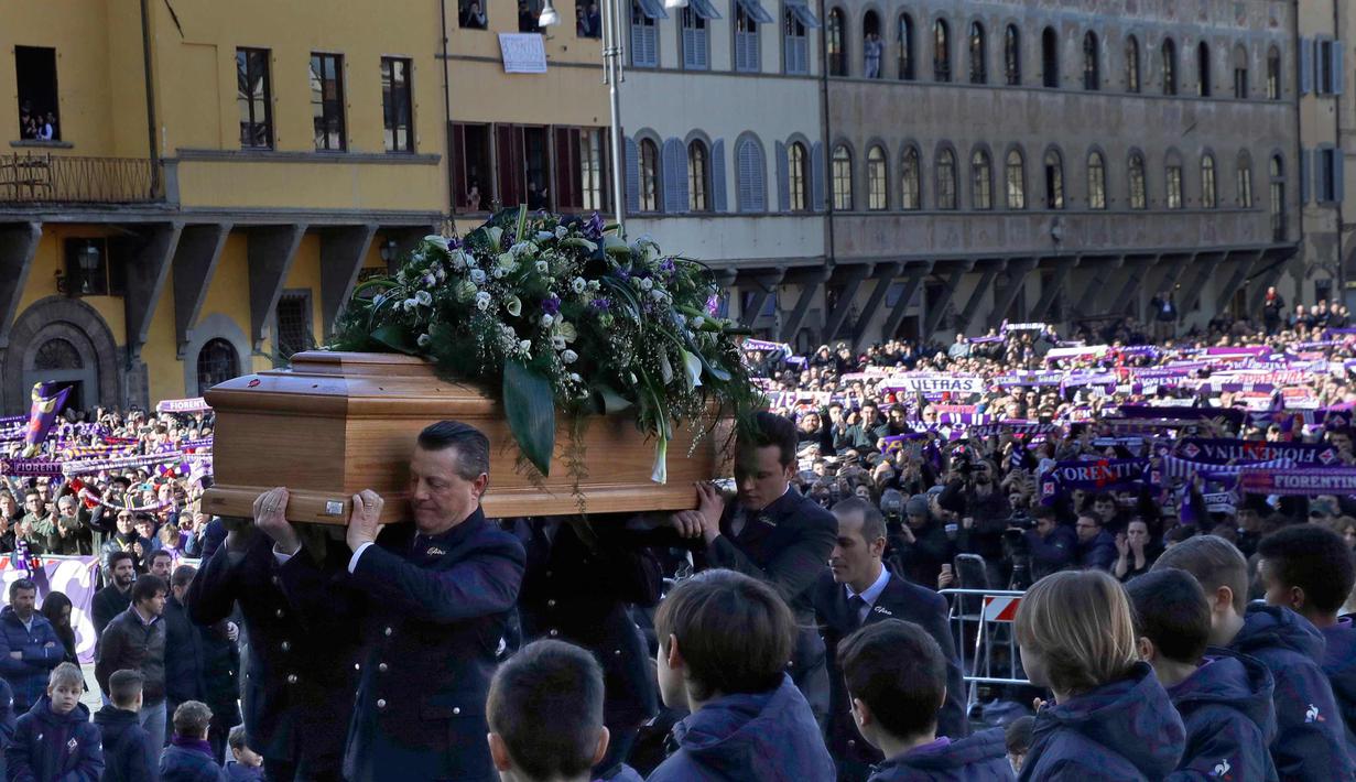 Peti jenazah pemain Italia Davide Astori dibawa ke gereja selama upacara pemakaman di Florence, Italia, Kamis, (8/3). Davide Astori meninggal pada usia 31 tahun di kamar hotel setelah terkena serangan jantung. (AP Photo/Alessandra Tarantino)