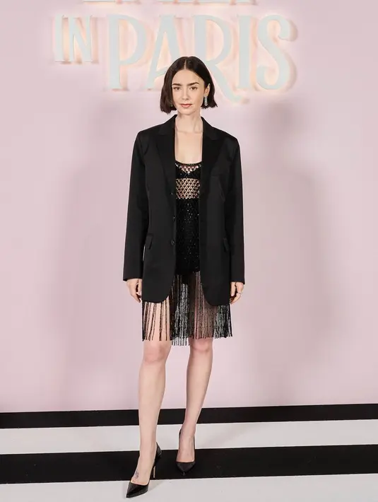 Saat hadiri photocall Emily in Paris pada 12 September 2024 di Paris, Lily Collins kembali tampil edgy serba hitam.  [Dok/Dior].