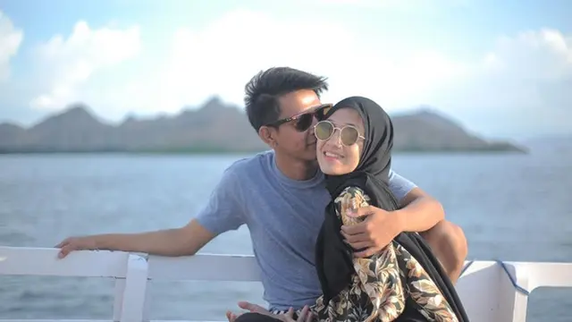 6 Potret Bulan Madu Angga Putra 'Anak Langit' dan Hafna Alliya di Labuan Bajo, Romantis