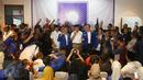 Ketua Umum Partai Amanat Nasional (PAN) Zulkifli Hasan beserta kader PAN dan calon gubernur dan wakil gubernur Anies Baswesan - Sandiaga Uno berfoto bersama saat deklarasi dukungan di Jakarta, Rabu (22/3). (Liputan6.com/Immanuel Antonius)