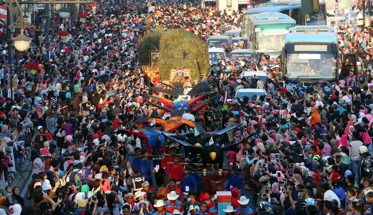 Ribuan warga berkumpul saat iring-iringan kendaraan hias Karnaval Kemerdekaan Pesona Parahyangan 2017 melintasi jalanan utama Kota Bandung, Sabtu (26/8). Karnaval ini merupakan rangkaian dan penutupan HUT Kemerdekaan RI ke-72. (Liputan6.com/Johan Tallo)