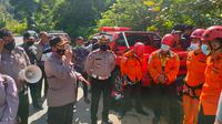 Petugas gabungan melakukan pencarian korban hilang terkait minibus travel masuk jurang di Dusun Buluh Didi, Desa Tanjung Mulia, Kecamatan Sitellu Tali Urang Jahe, Kabupaten Pakpak Bharat, Sumatera Utara (Sumut)