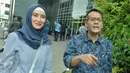 Artis Inneke Koesherawati mendampingi suaminya Fahmi Darmawansyah usai membaca Nota Pemebelaan di Pengadilan Tipikor, Jakarta, Senin  (15/5). (Liputan6.com/Helmi Afandi)