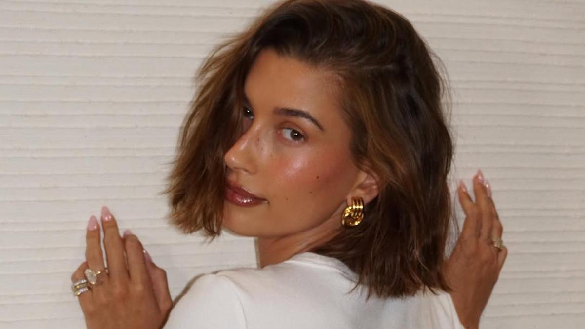 Bukan Pink, Tren Blonzer ala Hailey Bieber yang Bikin Wajah Merona Sekaligus Berdimensi