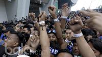 Sejumlah suporter Persib Bandung menunjukan gelang tiket jelang pertandingan antara Persib Bandung vs Arema  FC di GBLA, Sabtu (15/04/2017). Tiket gelang tersebut dikenakan QR code dan Barcode untuk meminimalisir pemalsuan. (Bola.com/M Iqbal Ichsan)