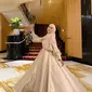 Penampilan bak princess Ria Ricis dibalut shimmer dress model a-line yang mempesona. [@riaricis1795]