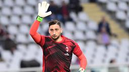 Chelsea sedang mengincar kiper AC Milan, Gianluigi Donnarumma untuk menambah kekuatan lini belakang dalam mengarungi musim 2018-2019 nanti. (AFP/Miguel Medina)