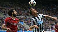 Pemain Newcastle United, Matt Ritchie (kanan) menjadi salah satu pemain yang menghasilkan assists terbanyak dengan total  empat kali pada laga Premier League hingga pekan ke-11. (AFP/Lindsey Parnaby)