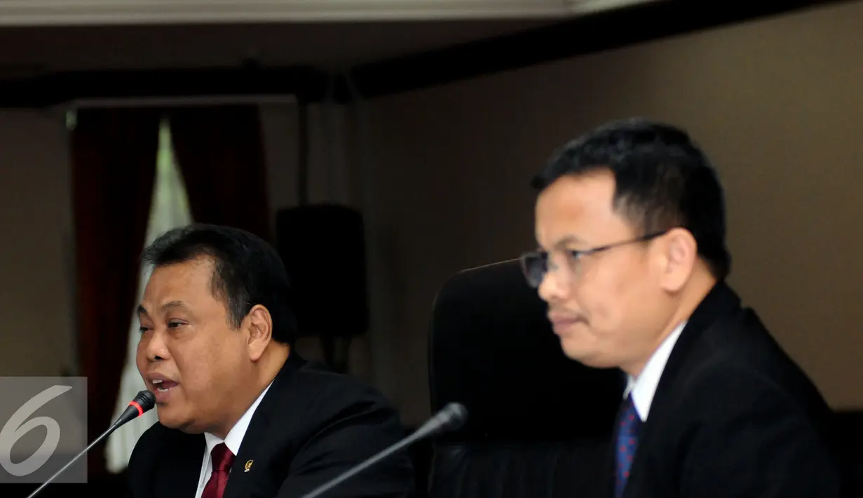 Ketua MK, Arief Hidayat (kiri) bersama M Guntur Hamzah (Sekjen MK) memberikan keterangan di Gedung Mahkamah Konstitusi, Jakarta, (7/3/2016). Arief Hidayat memaparkan evaluasi hasil sidang sengketa Pilkada Serentak 2015. (Liputan6.com/Helmi Fithriansyah)