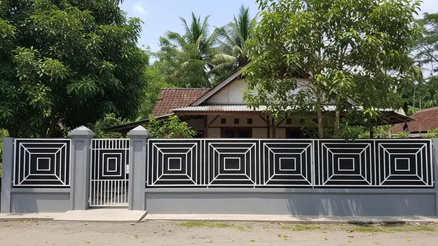 Pagar Panel Besi dengan Pola Kotak
