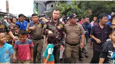 Musikus Ahmad Dhani mendatangi lokalisasi Kalijodo, Jakarta Utara. Mengenakan seragam loreng Banser, bakal calon Gubernur DKI Jakarta itu langsung dikerumuni warga.