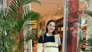 Meski demikian, penampilan Aaliyah tetap mahal dengan tas Chanel 25 Medium putih seharga Rp111jutaan [@aaliyah.massaid]