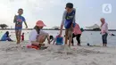 Warga berwisata di Pantai Lagoon, Taman Impian Jaya Ancol, Jakarta, Selasa (13/5/2025). (Liputan6.com/Herman Zakharia)