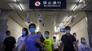 Komuter berjalan melalui stasiun kereta bawah tanah selama jam sibuk pagi hari di kawasan pusat bisnis di Beijing, Selasa, 9 Agustus 2022. 11 juta lulusan universitas China sedang berjuang di pasar kerja yang suram musim panas ini karena penutupan berulang di bawah lockdown COVID memaksa perusahaan untuk mengurangi dan mendorong banyak restoran dan pengusaha kecil lainnya keluar dari bisnis. (AP Photo/Mark Schiefelbein)