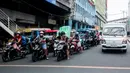 Pengendara motor mengenakan masker di Manila, Filipina (2/8/2020). Departemen Kesehatan negara itu melaporkan total 5.032 kasus baru Covid-19 pada Minggu (2/8) tersebut merupakan rekor kasus harian tertinggi selama empat hari berturut-turut. (Xinhua/Rouelle Umali)