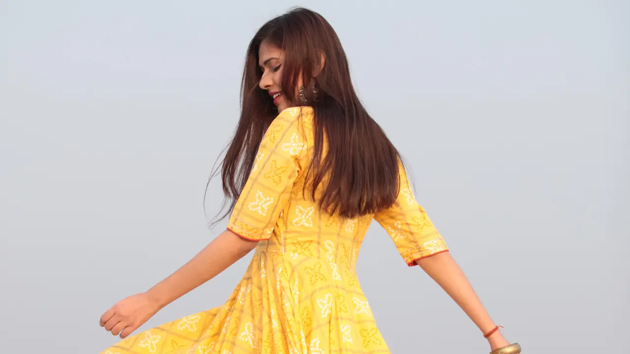 perempuan baju kuning
