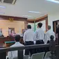 Para terdakwa kasus kebakaran Lapas Kelas I Tangerang yang menewaskan 49 napi menjalani sidang lanjutan di PN Tangerang, Selasa (21/6/2022). Sidang digelar dengan agenda mendengarkan kesaksian dari para saksi mahkota. (LIputan6.com/Pramita Tristiawati)