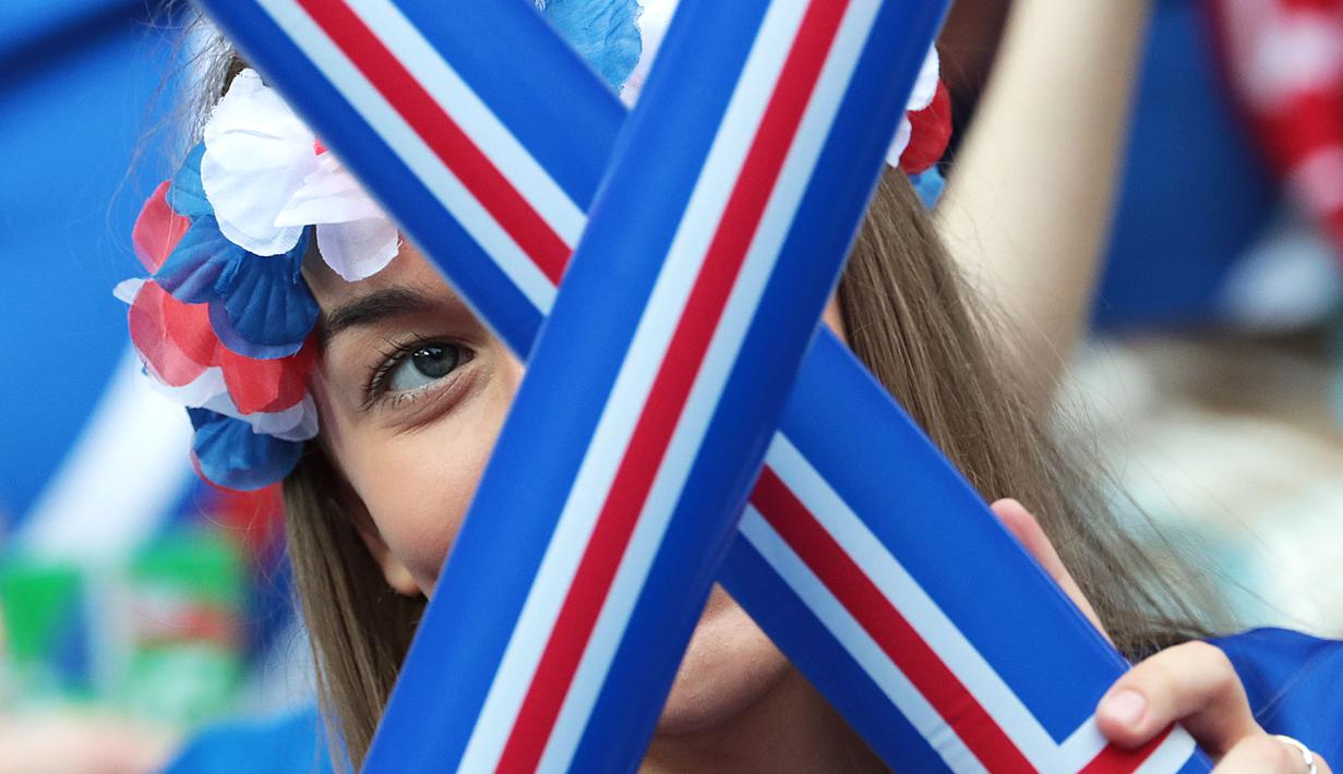 Fans Islandia terlihat malu-malu saat dipotret sedang menonton laga Islandia vs Austria pada grup F Euro Cup 2016 di Stadion Stade de France, Saint-Denis, Kamis (23/6/2016) dini hari WIB. (AFP/Kenzo Tribouillard)