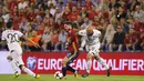 Gelandang Spanyol, Isco, berebut bola dengan bek Albania, Arlind Ajeti, pada laga Kualifikasi Piala Dunia 2018 di Stadion Rico Perez, Jumat (6/10/2017). Spanyol menang 3-0 atas Albania. (AP/Alberto Saiz)