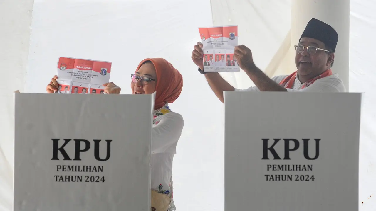 Tampil Serasi dan Kompak, Cawagub Rano Karno Gunakan Hak Pilihnya di TPS 65 Cilandak