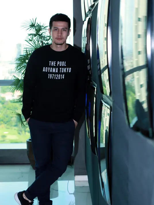 Film ini bercerita tentang kisah cinta antara Alex Hirano (Herjunot Ali) dan Mia Clark (Nabilah JKT48). Namun Kisah asmara mereka menjadi rumit lantaran Ray Hirano (Boy William), adik Alex, juga memendam suka terhadap Mia. (Deki Prayoga/Bintang.com)